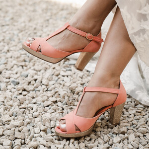 Open-toed platform T bar in apricot suede