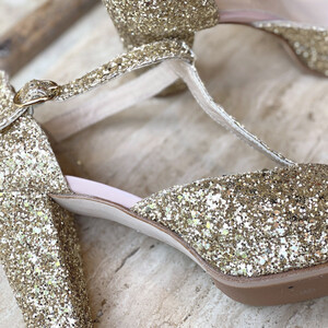 Heeled sandale in gold glitter 