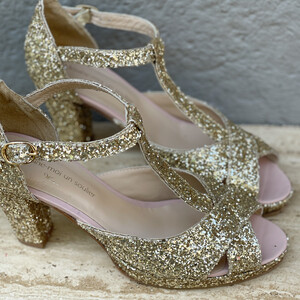 Heeled sandale in gold glitter 