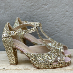 Heeled sandale in gold glitter 