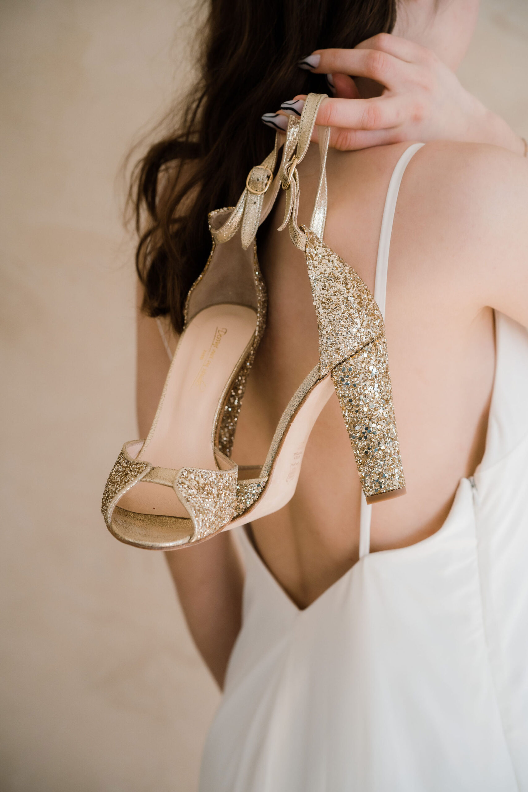 Sandale à talon en glitter doré mariage