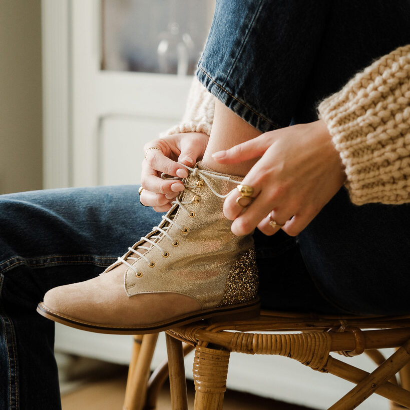 Boots billie en cuirs irisé champagne, glitter champagne et velours bois de rose.