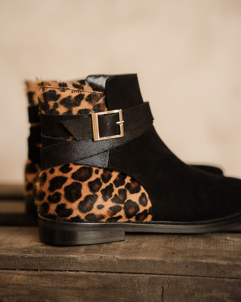 Boots carla en cuirs velours noir, poils léopard et irisés noir-1
