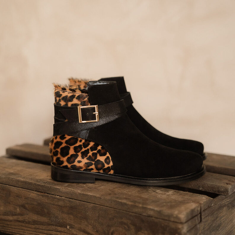 Boots carla en velours noir, poils léopard et irisés noir.