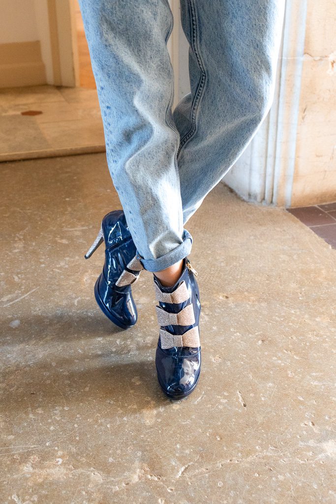 Bottine en vernis bleu et fines paillettes or blond Bottine à talon en cuirs vernis bleu et fines paillettes or blond