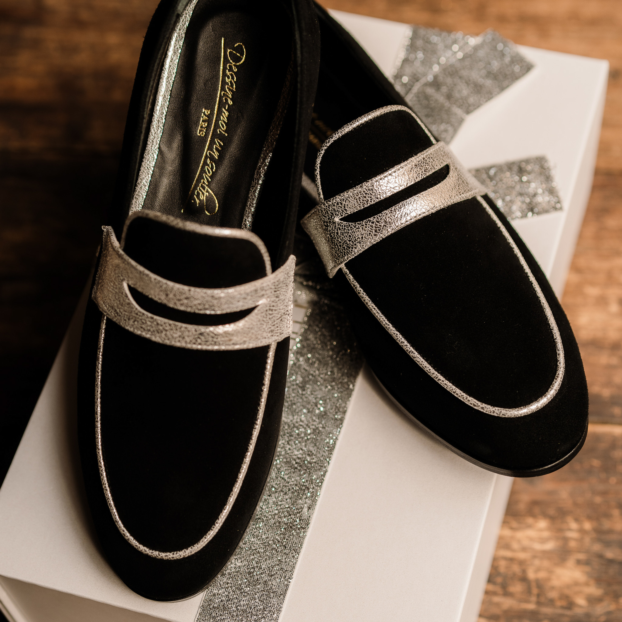 Mocassin en velours noir et irisés argent