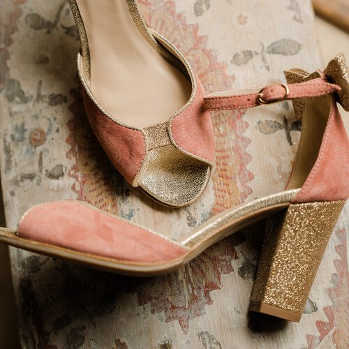 Charlotte en cuirs velours rose thé et fines paillettes champagne