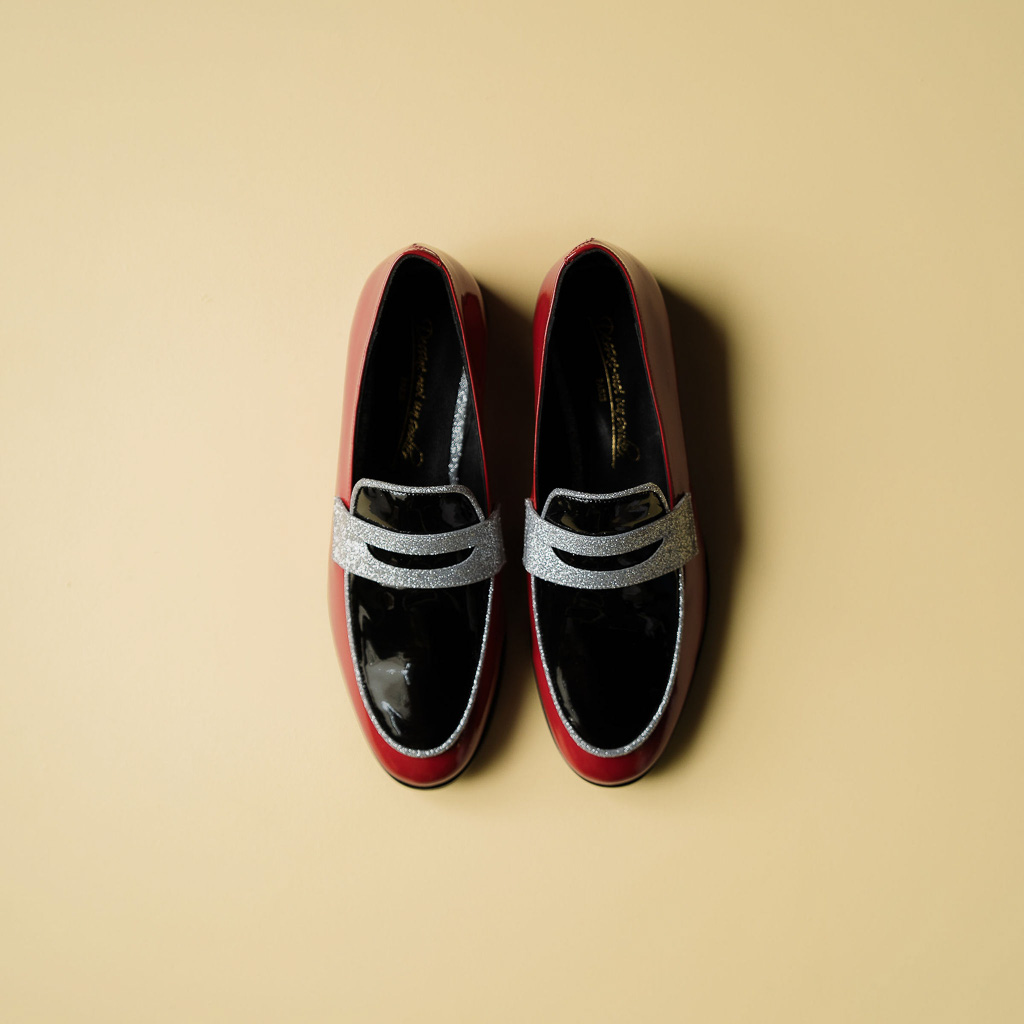 Mocassin en cuirs lisse noir, rouge et fines paillettes argent