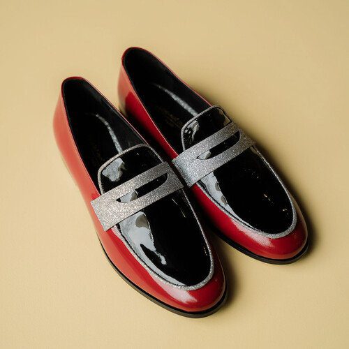 Mocassin en cuirs lisse noir et rouge Mocassin en cuirs lisse noir et rouge et irisé argent