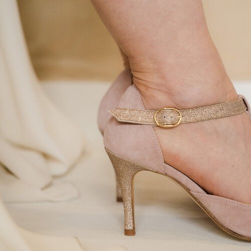 Sandale à talon en velours rose ballerine et fines paillettes or blond