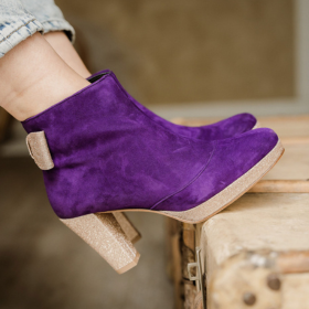 Bottine à talon en velours violet et fines paillettes or blond