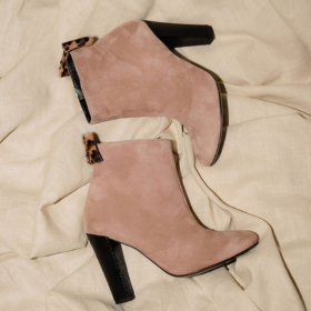 Bottine à talon en velours rose et poils léopard