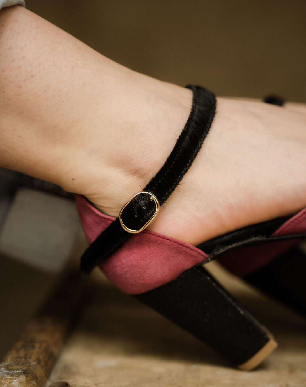Salomé en velours pivoine, irisé et poil noir