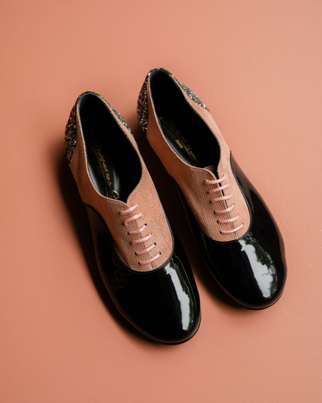 Richelieu en cuir vernis noir, vipérine blush et glitter chrome.