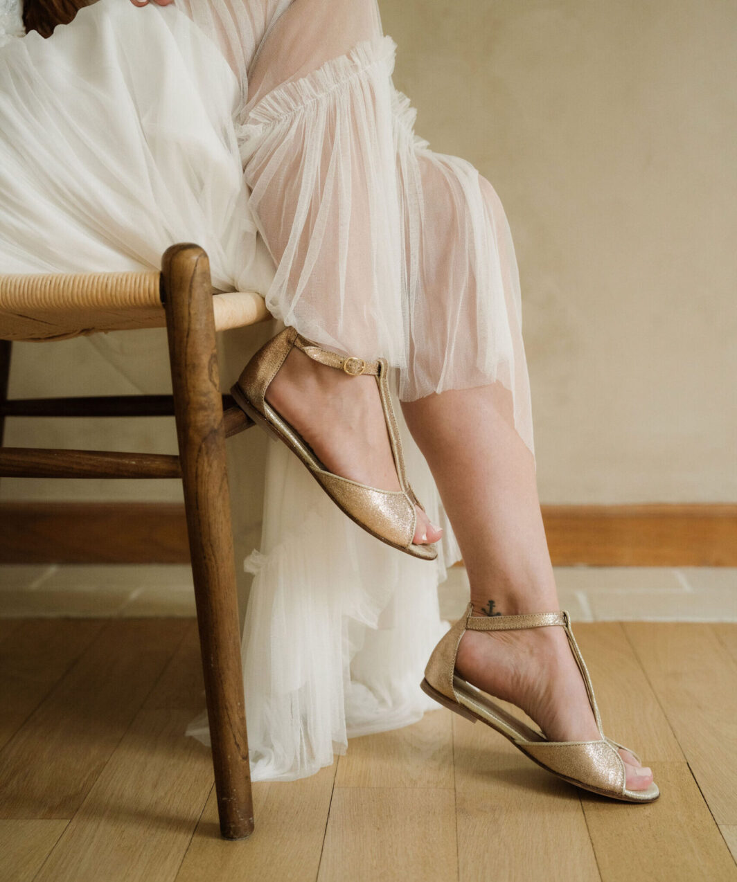 Sandales Charlotte plates en fines paillettes champagne.