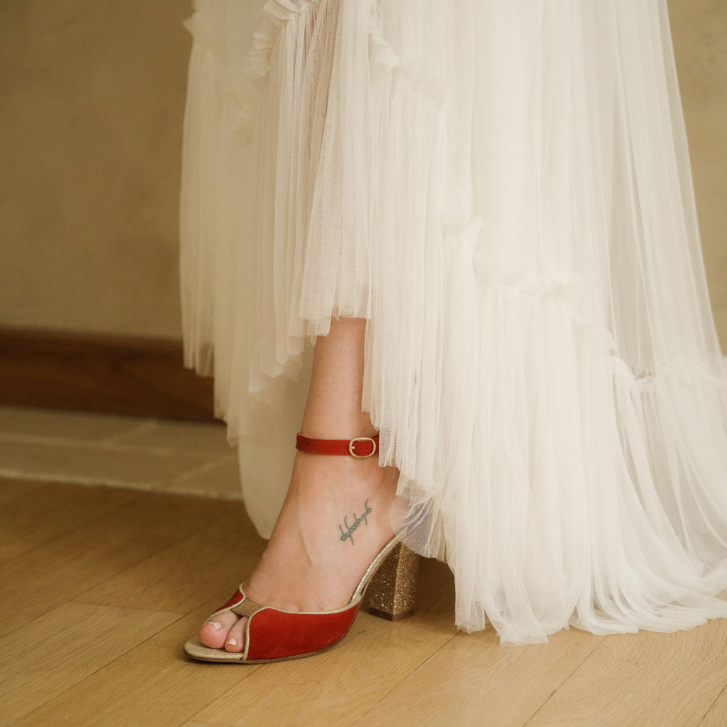 Charlotte en cuir velours grenat et fines paillettes champagne