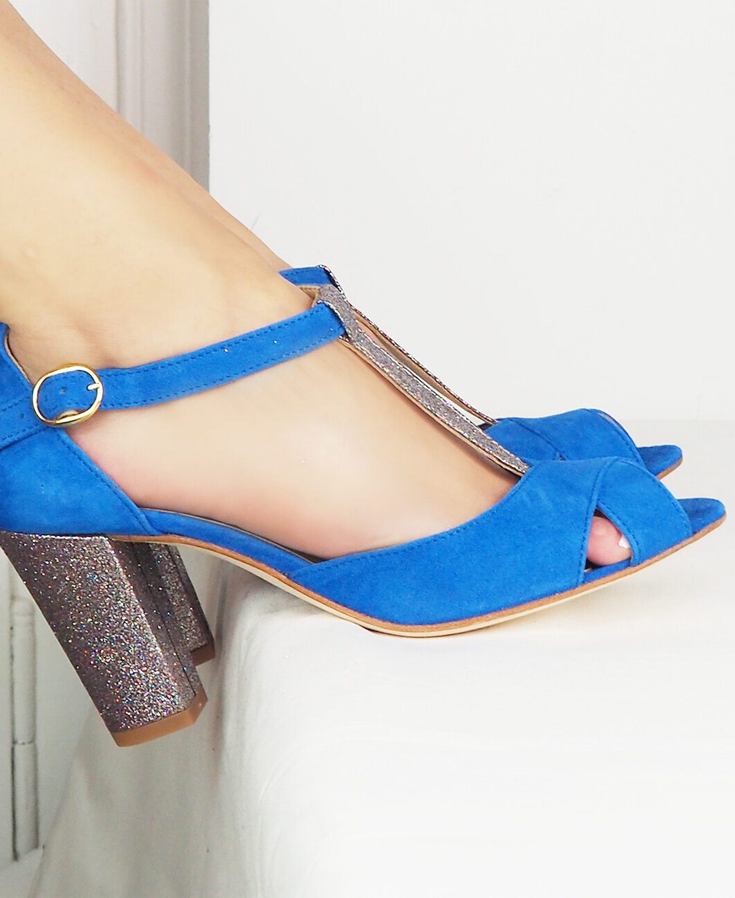 Cross-strap slingback in electric blue velvet and fine multicolored sequins