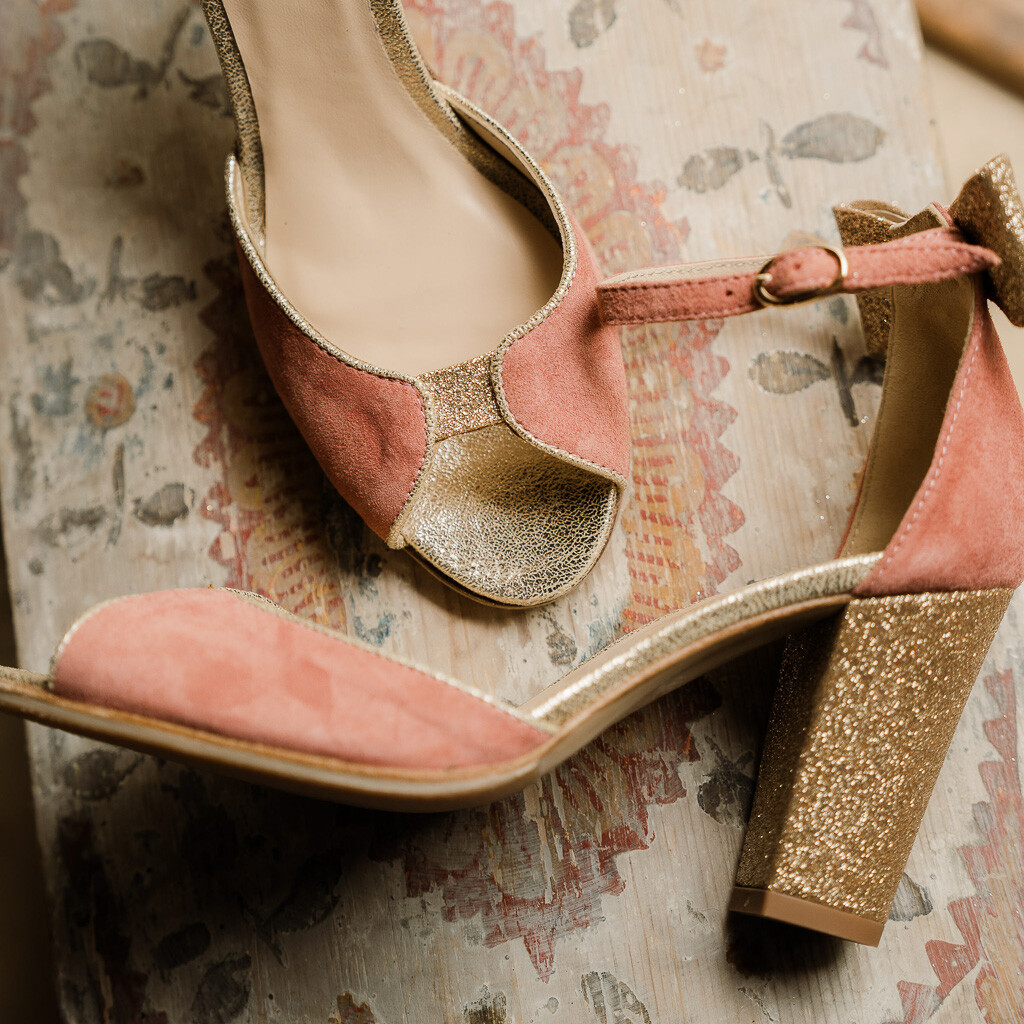 Charlotte en cuir velours rose thé et fines paillettes champagne
