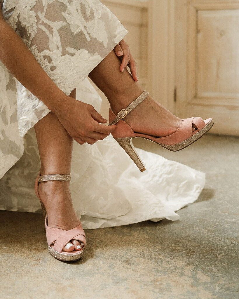 Salomé plateforme ouverte en velours blush et en fines paillettes or blond