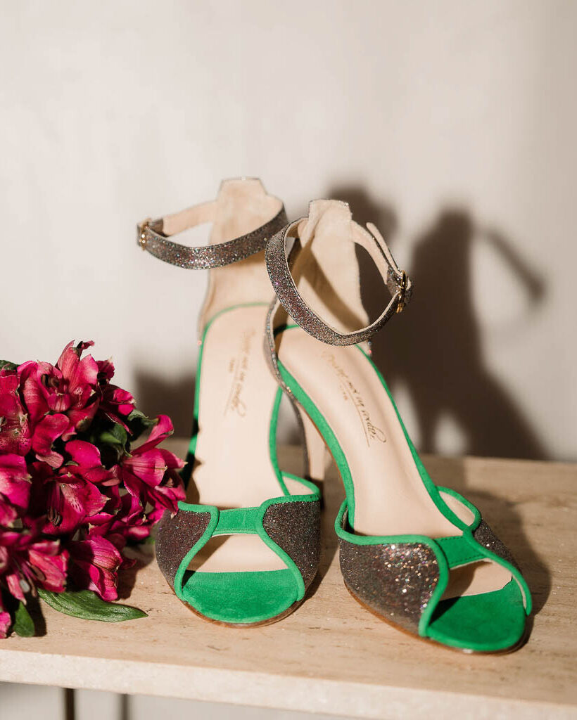 Charlotte en cuir velours vert émeraude et paillettes multicolore