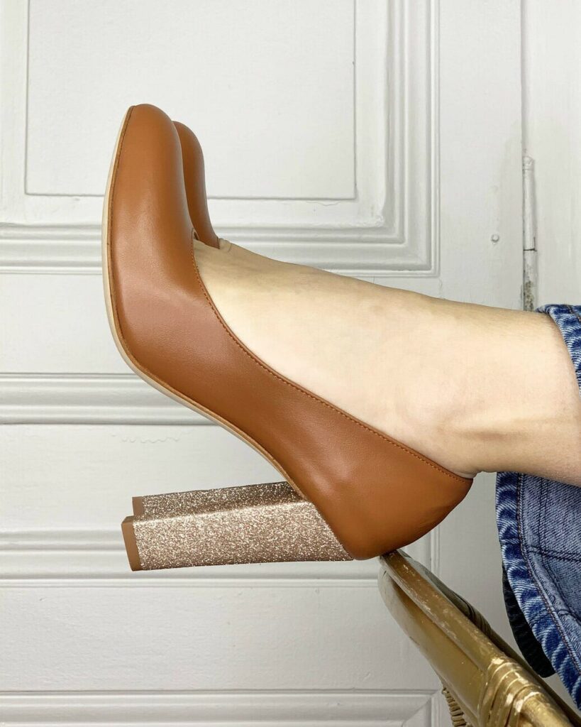 Escarpin en cuir lisse marron et paillettes or blond
