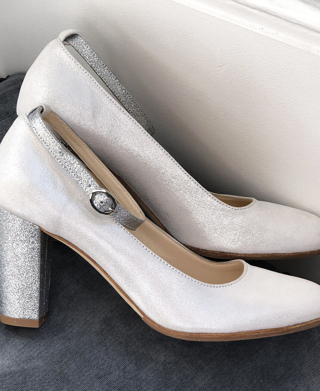 Escarpin en irisé ivoire et fines pailletes argent