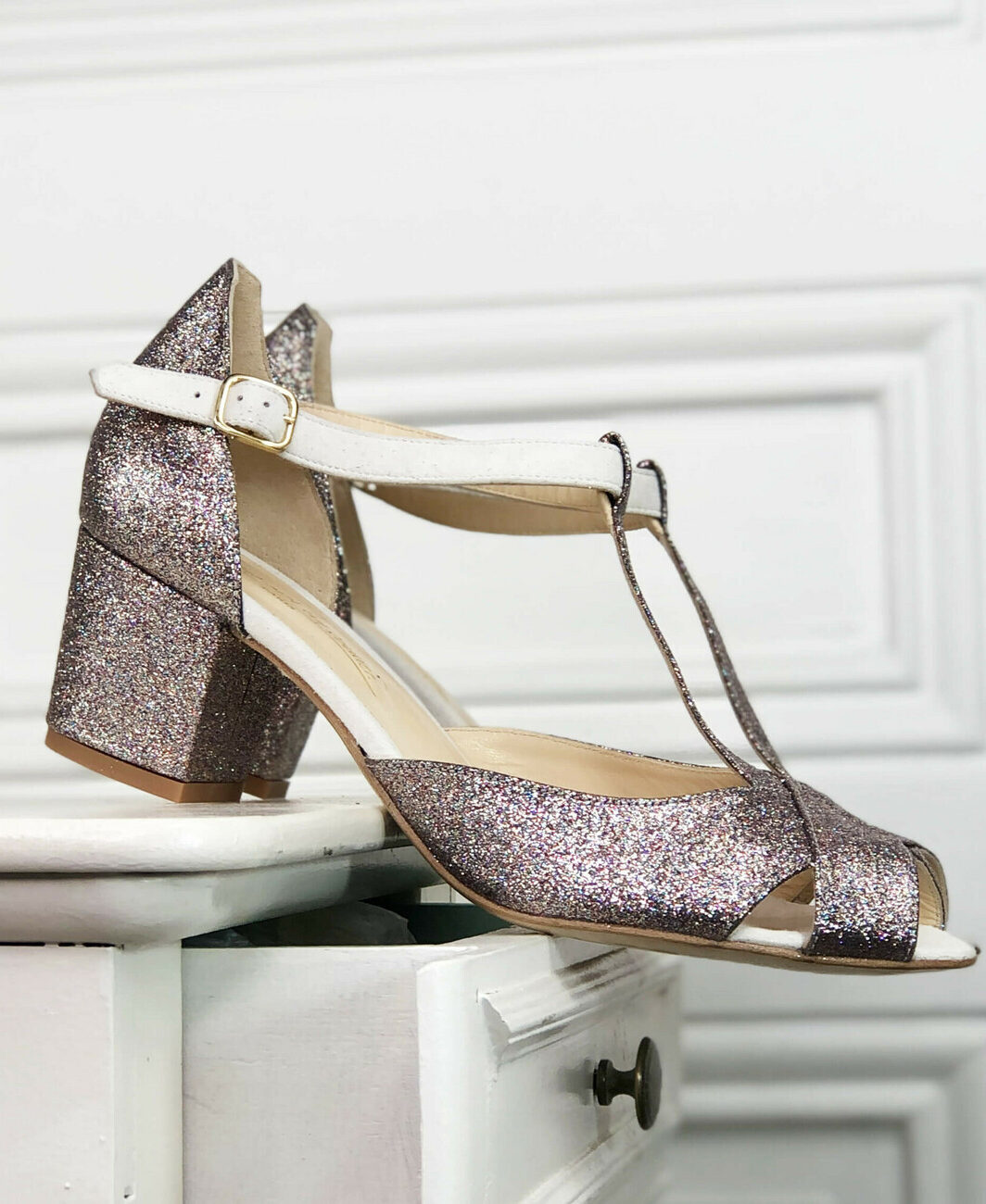 Salomé brides croisées en fine paillette multicolore et velours blanc cassé