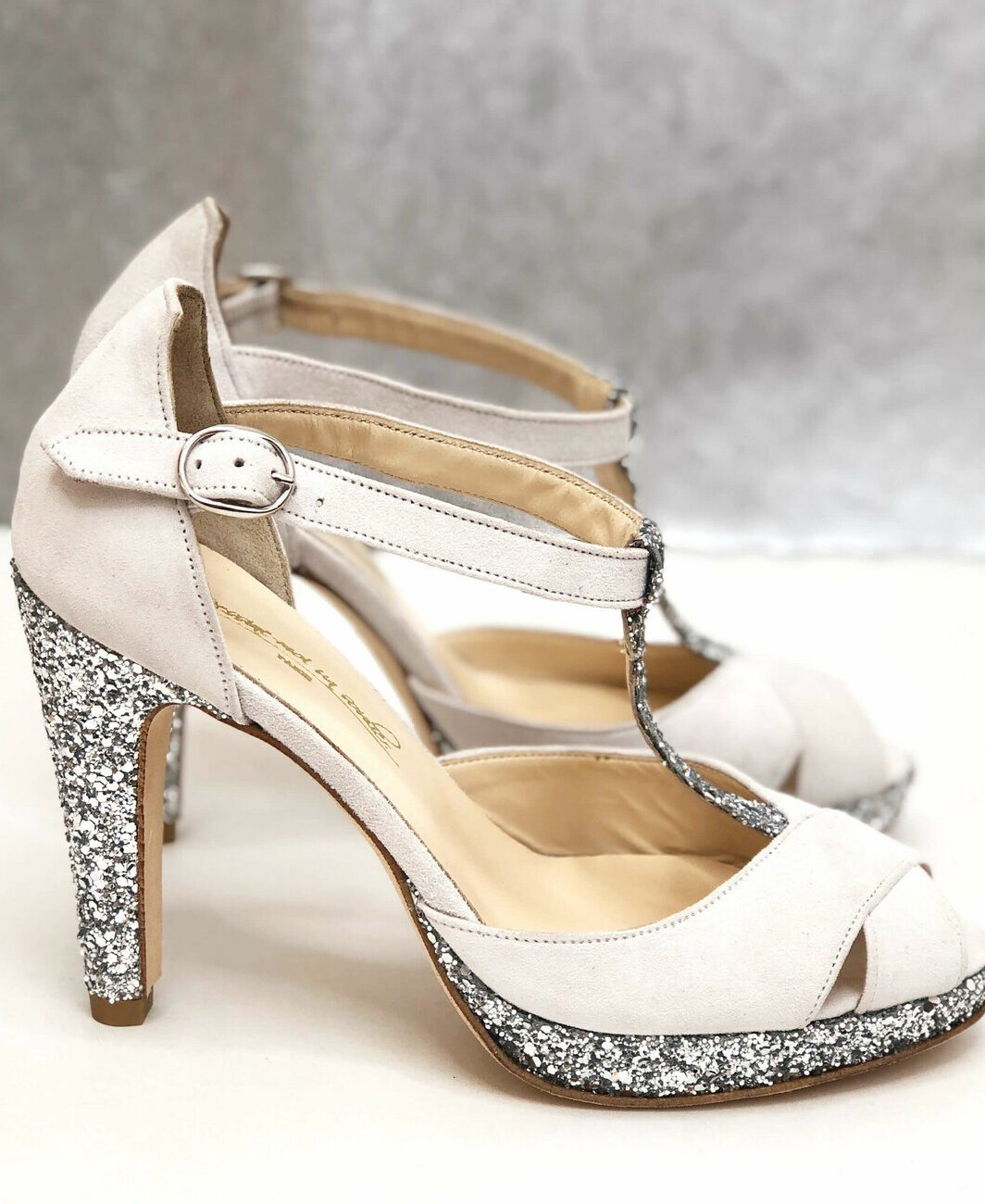 Salomé plateforme ouverte avant en brides croisées en velours blanc cassé