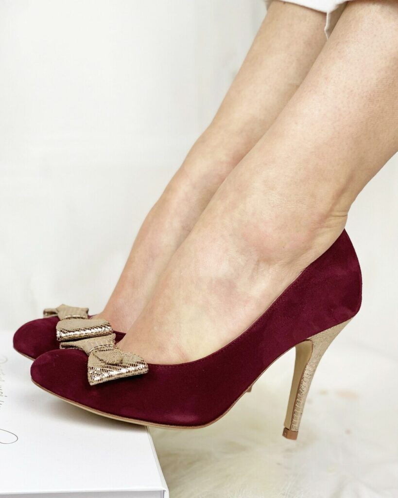 Escarpins à bouts ronds en velours grenat et vipérine bronze