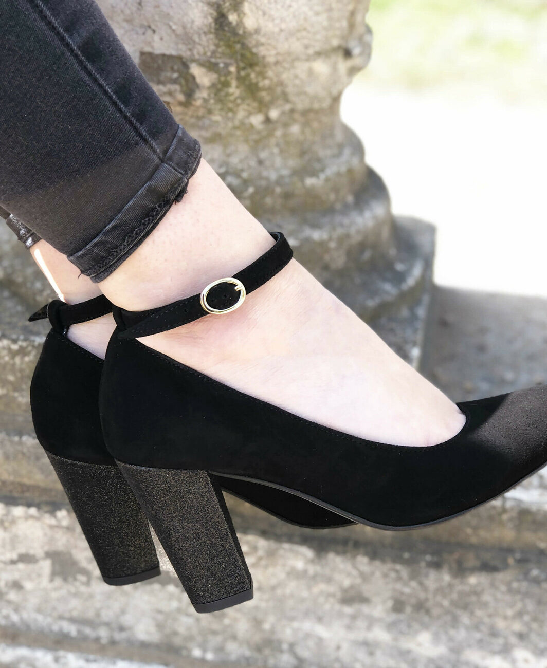 Escarpin bout rond avec bride cheville en velours noir et fines paillettes noire