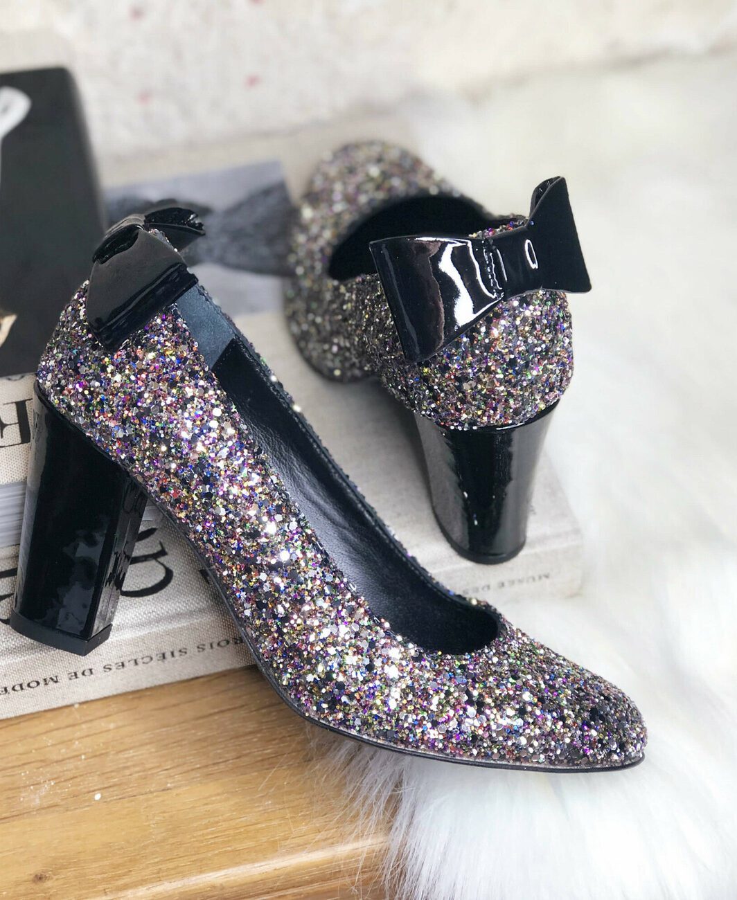 Escarpin en glitter multicolore et venis noir