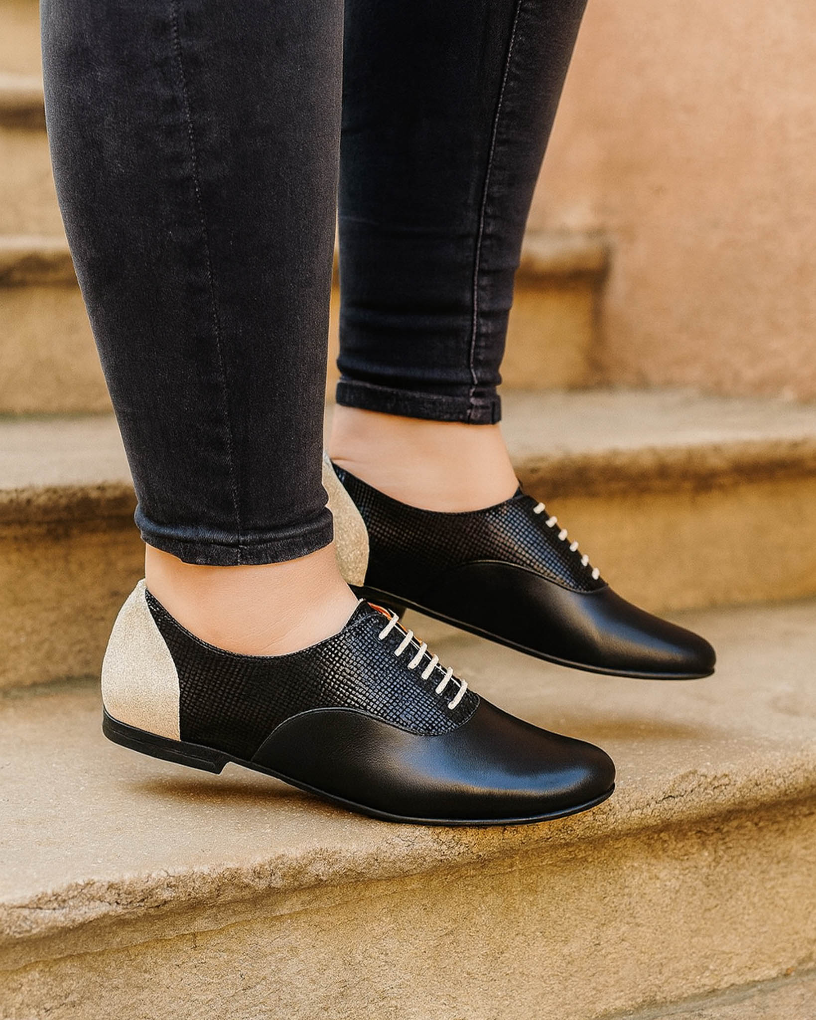 Richelieu in smooth leather, black viperine and fine blond gold sequins