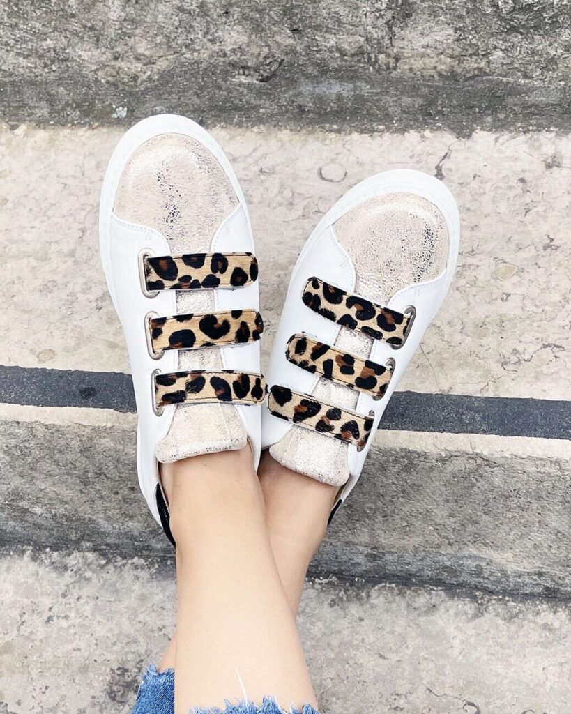 Basket en irisé champagne et poil léopard