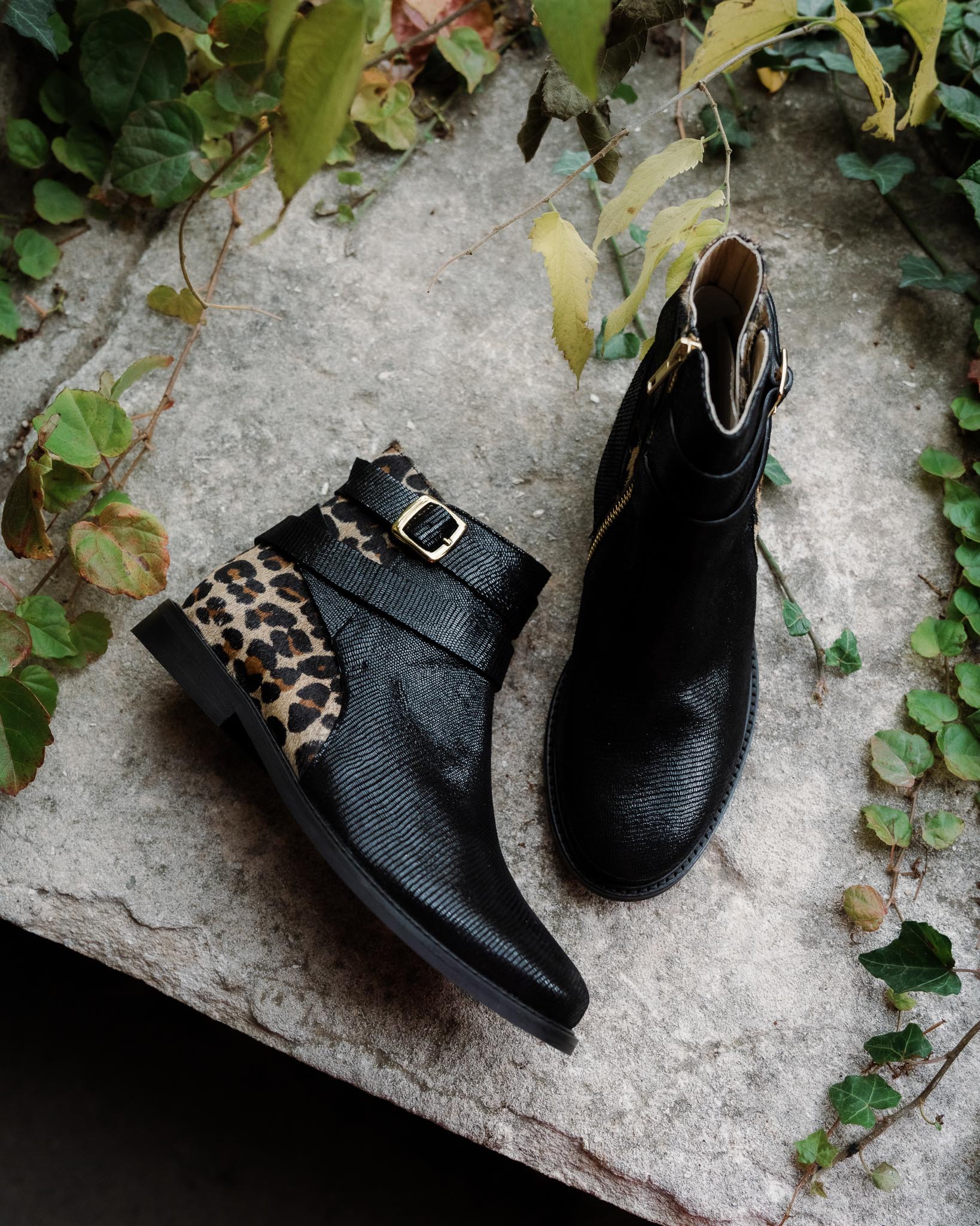 Boots Carla en vipérine noire et poils léopard