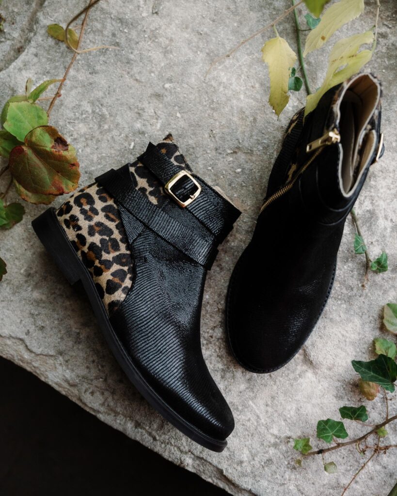 Boots Carla en vipérine noire et poils léopard