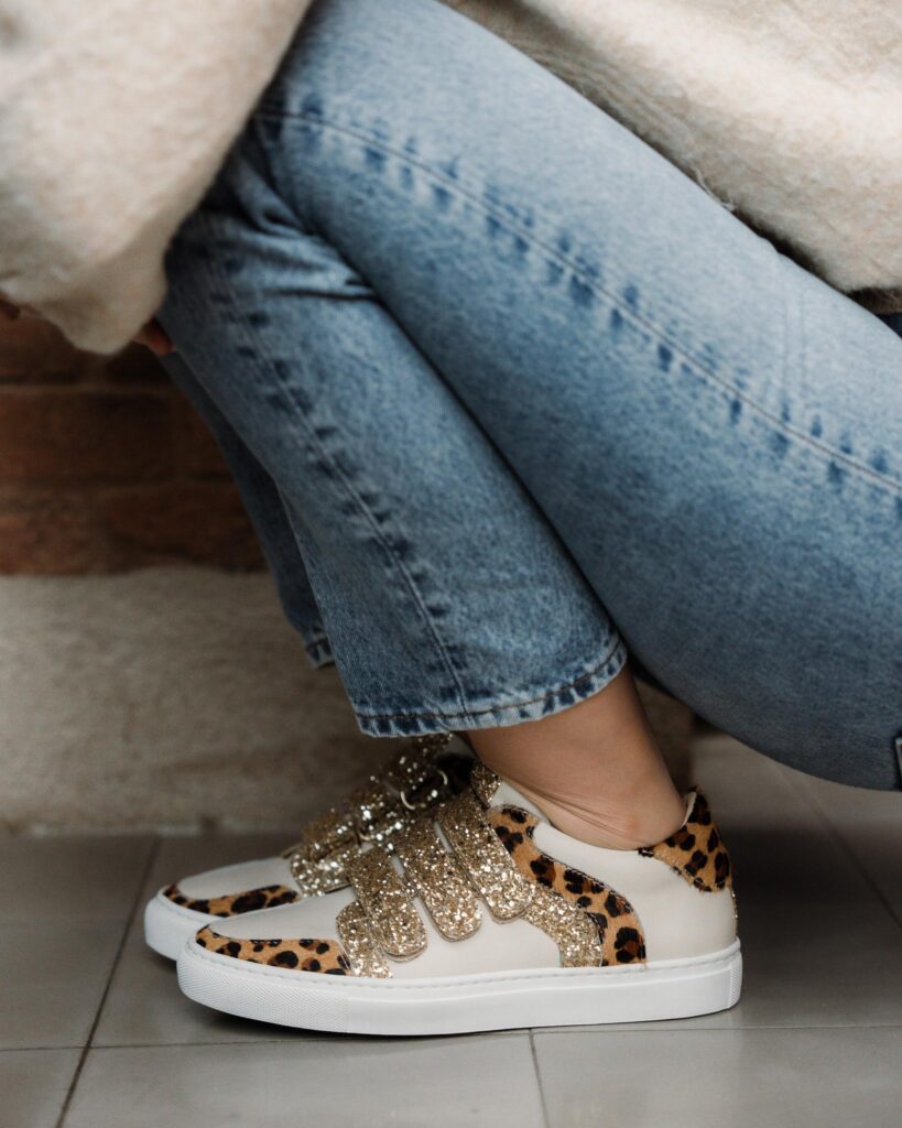 Basket Oscar scratch en cuir lisse blanc, poil léopard et glitter champagne