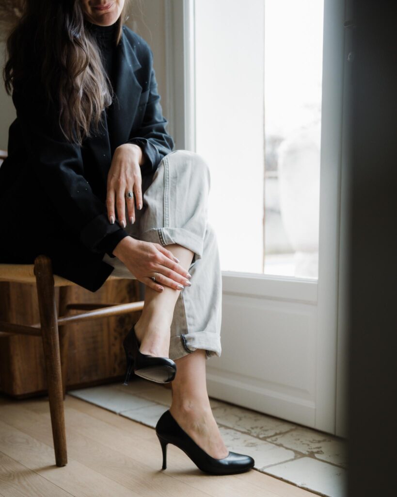 Escarpin en cuir et paillettes noirs