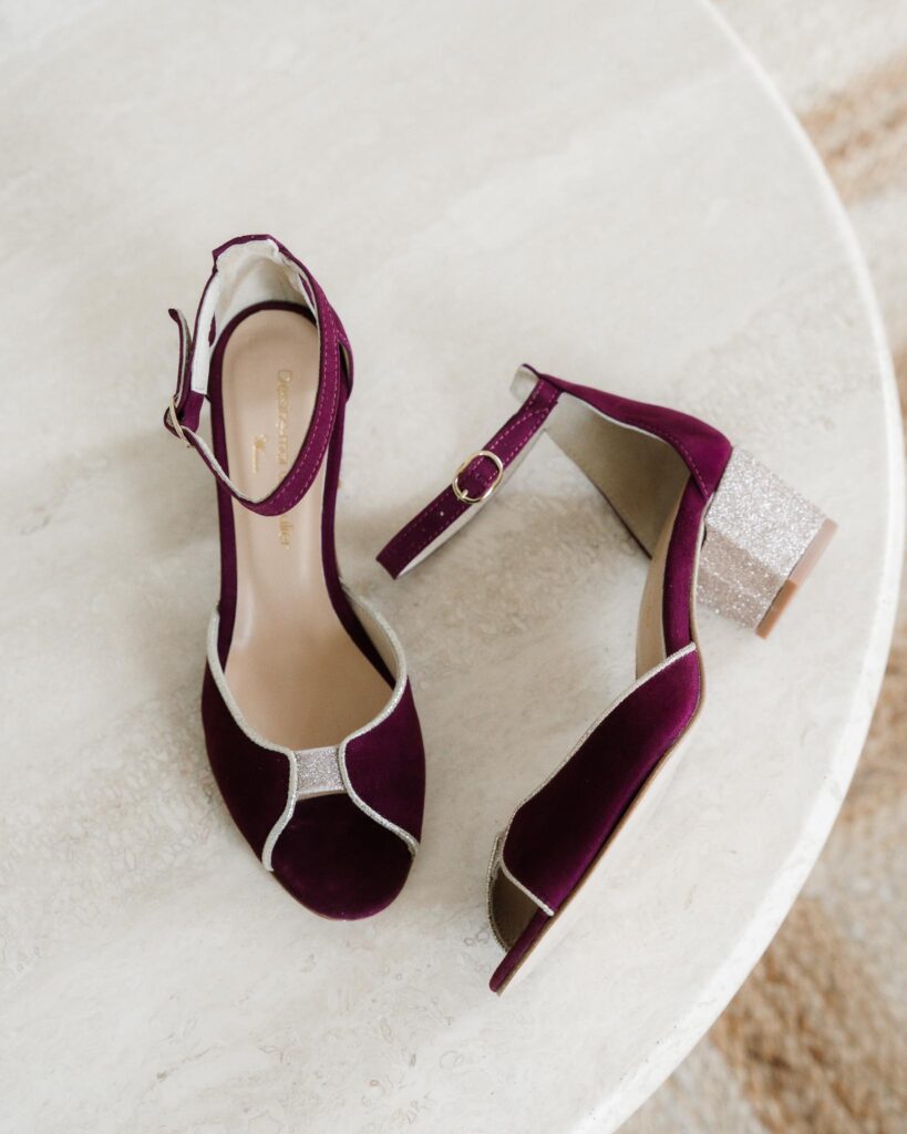 Charlotte en velours grenat et paillettes or blond