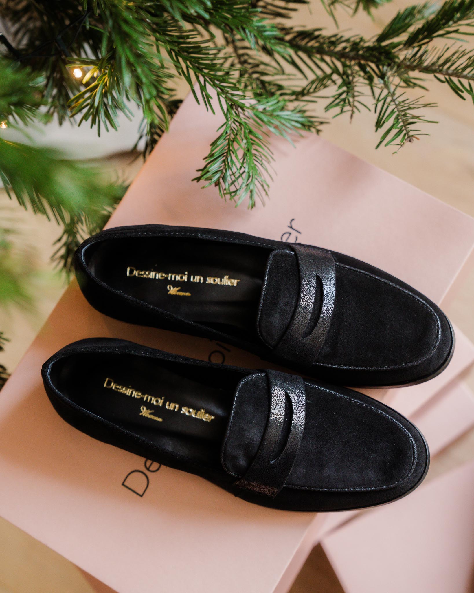 Mocassin en poils et irisés noirs.