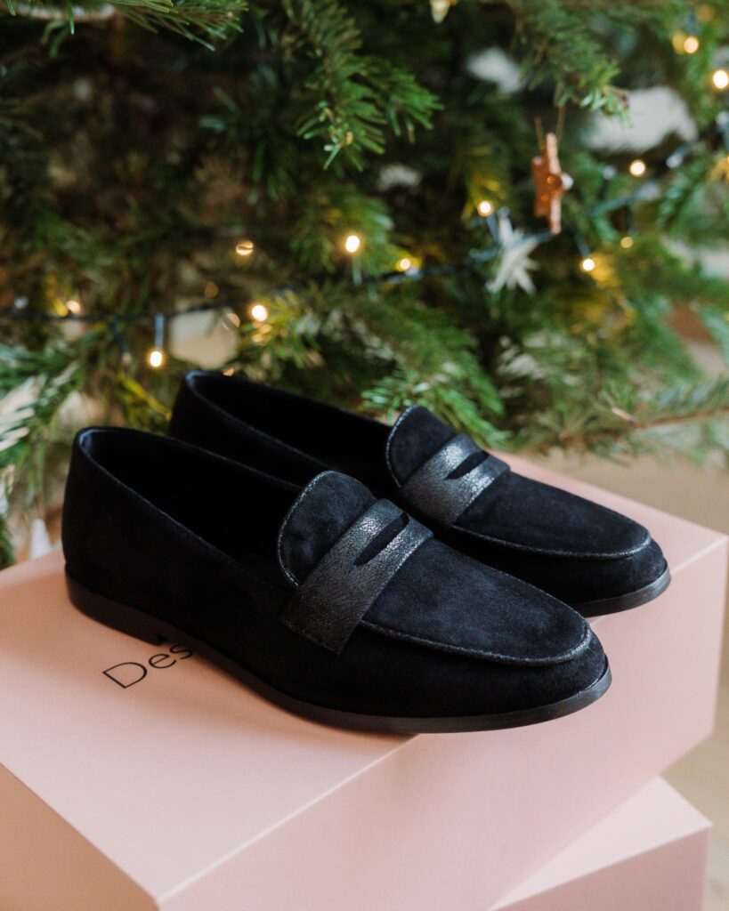 Mocassin en poils et irisés noirs.