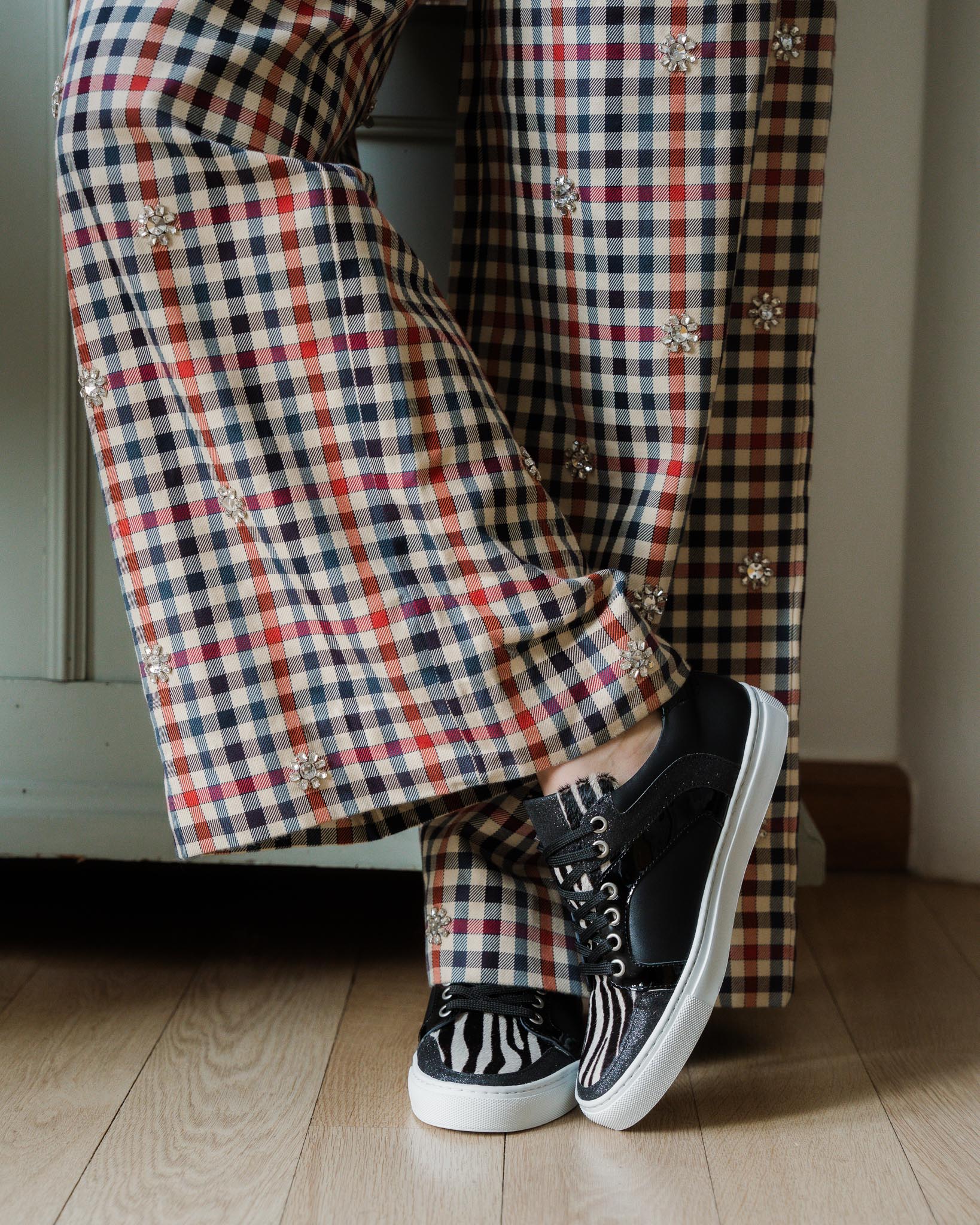 Basket en cuir lisse, paillettes et poil zèbre