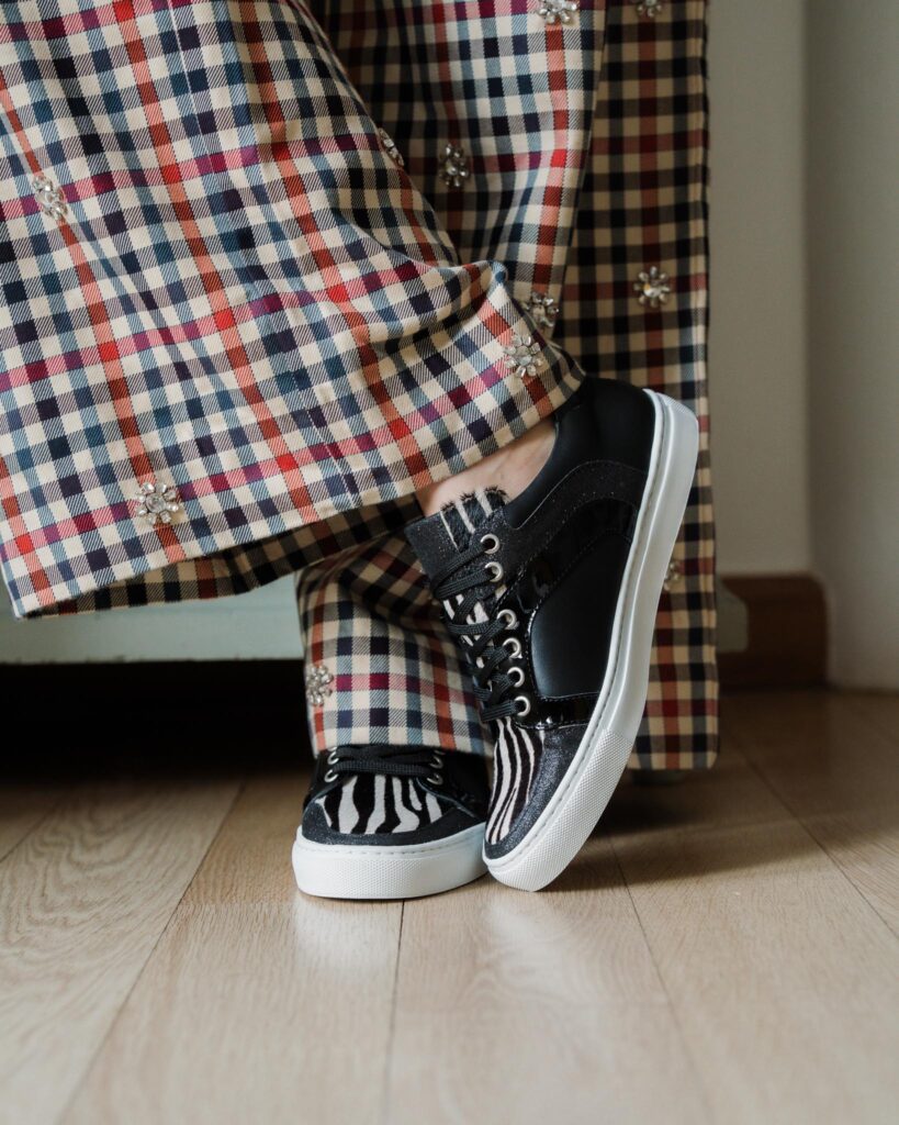 Basket en cuir lisse, paillettes et poil zèbre