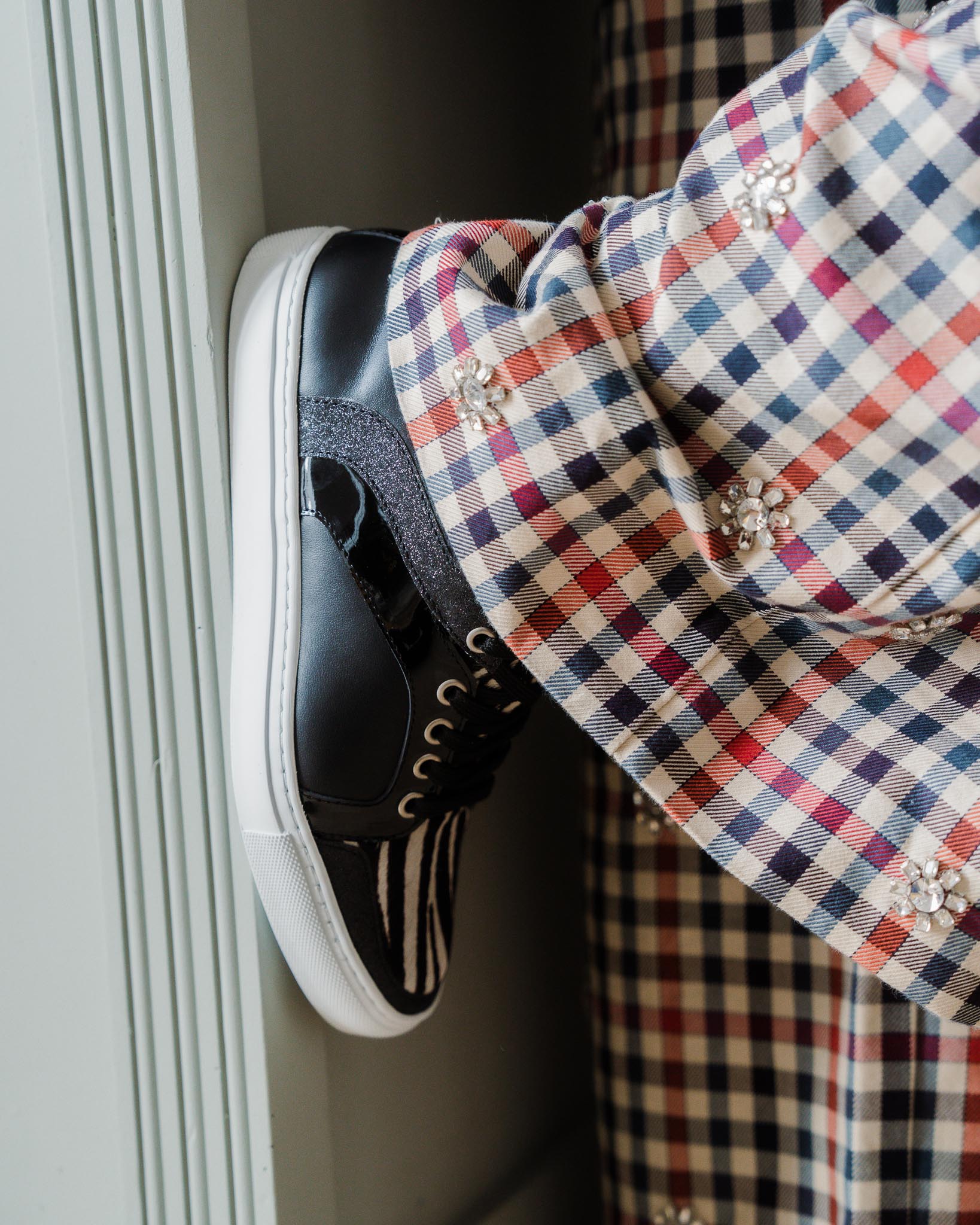 Basket en cuir lisse, paillettes et poil zèbre