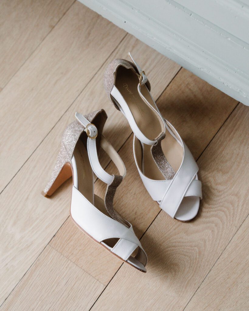 Salomé in white leather and blond gold sequins