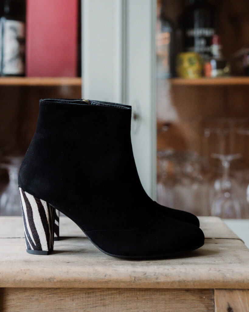 Bottine en velours noir, poil zèbre