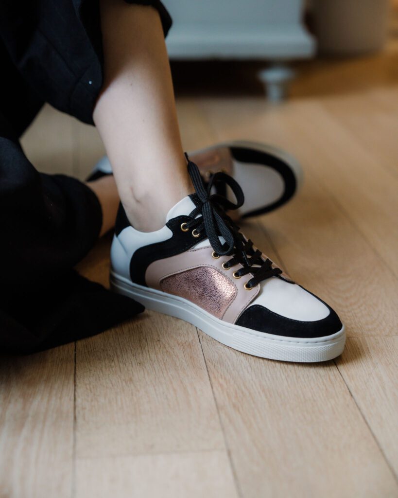 Basket en cuir lisse blanc, velours noir, irisé or rose