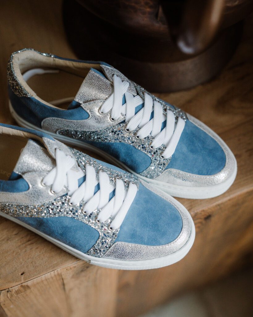 Basket Oscar en velours bleu gris et argent