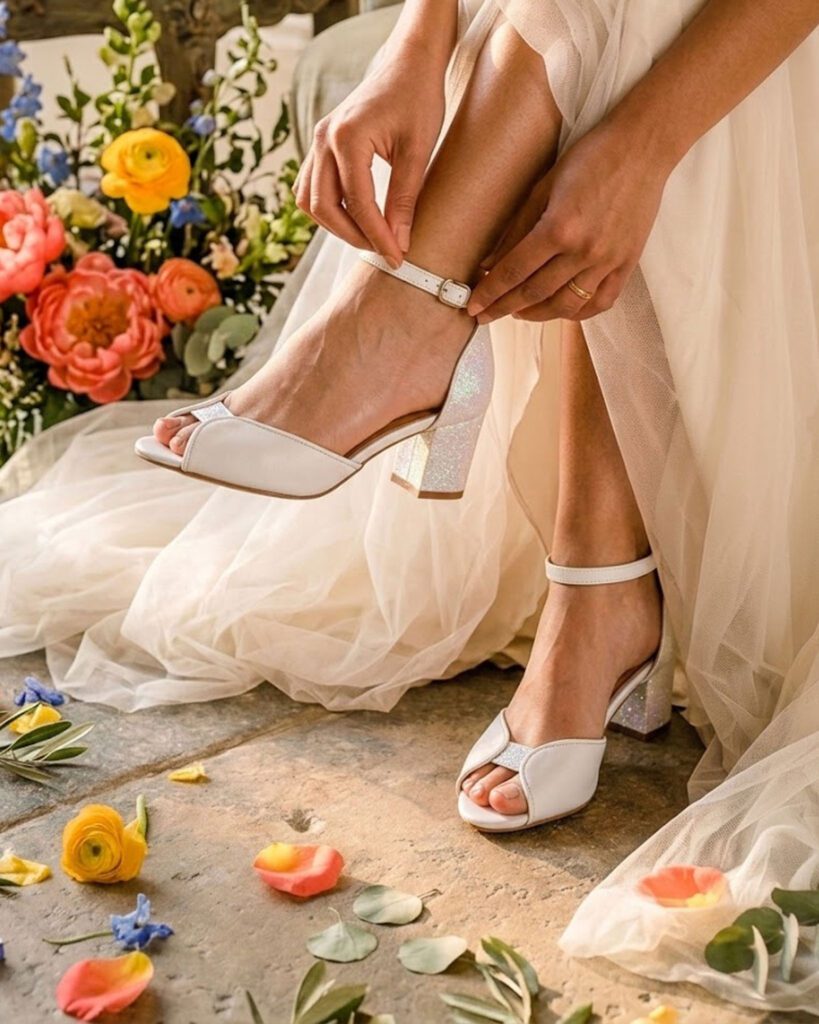 Charlotte en cuir lisse et paillettes blancs